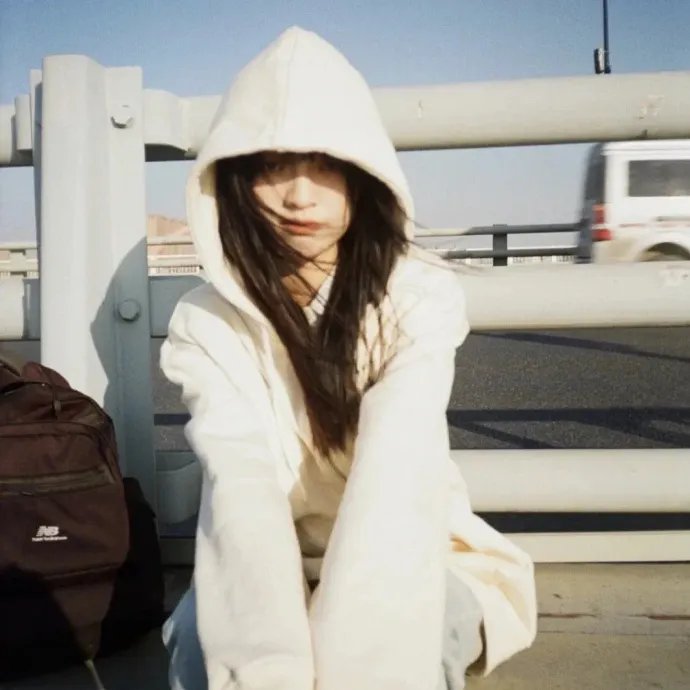 她从星光中走来